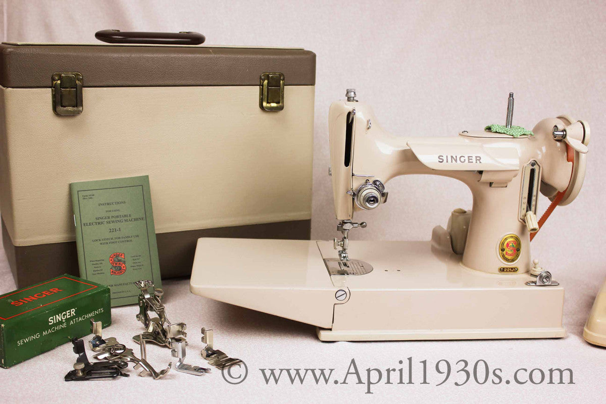 Singer Featherweight 221 Sewing Machine, TAN JE150***