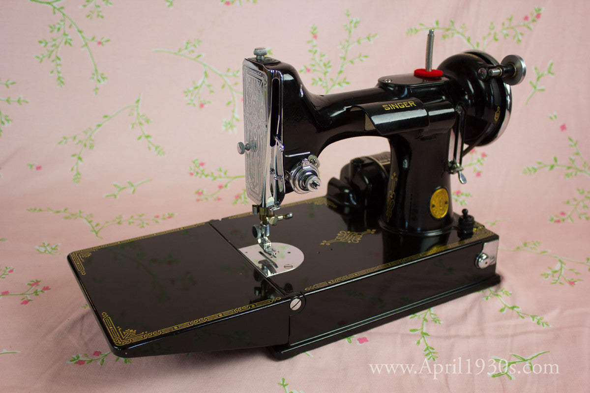Singer Featherweight 221 Sewing machine, 1933 AD545***