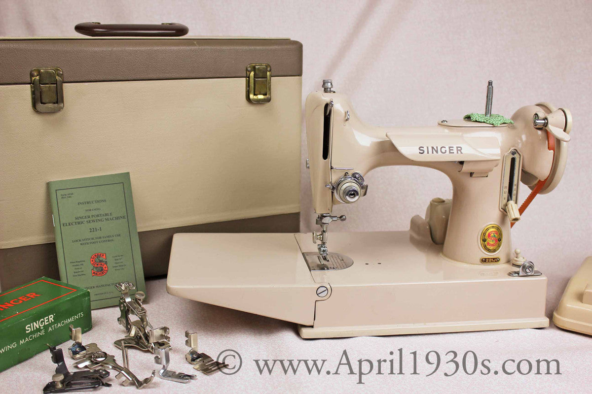 Singer Featherweight 221 Sewing Machine, TAN JE150***