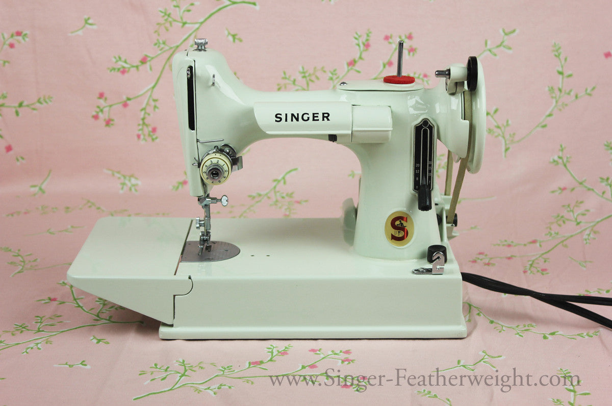 Singer Featherweight 221 Sewing Machine, WHITE EV989***