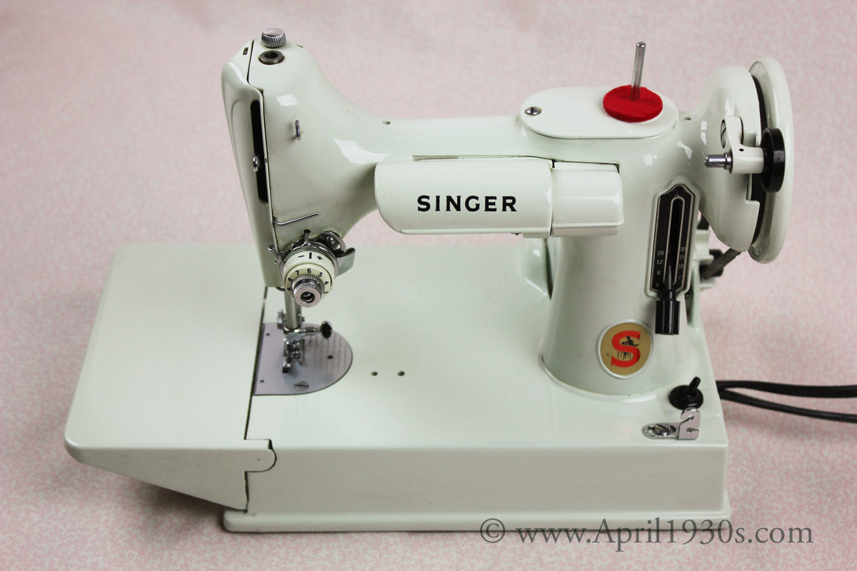 Singer Featherweight 221 Sewing Machine, WHITE EY848***ch