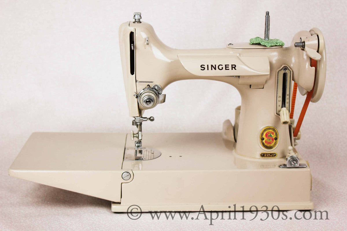 Singer Featherweight 221 Sewing Machine, TAN JE150***