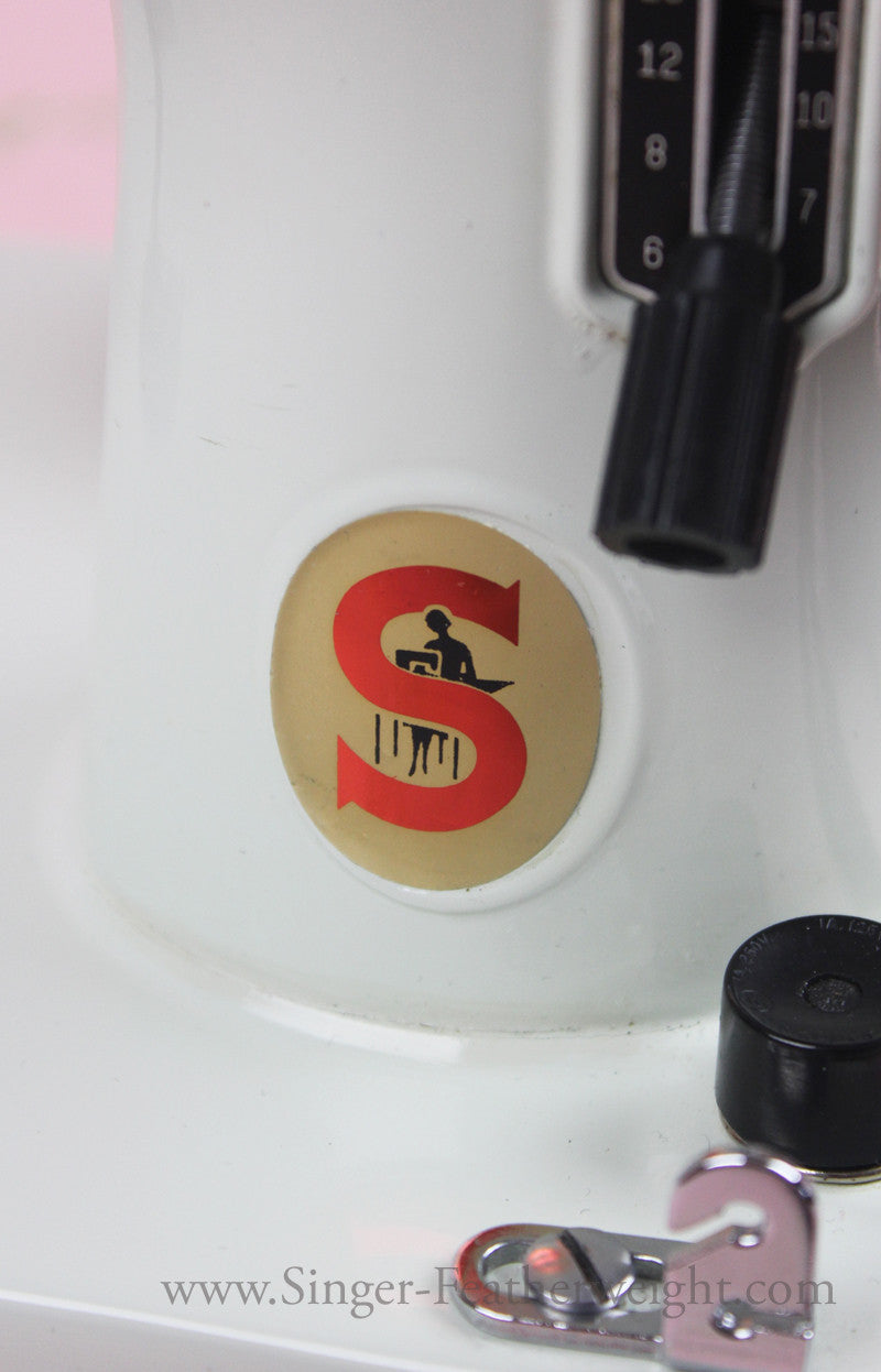 Singer Featherweight 221 Sewing Machine, WHITE EV989***