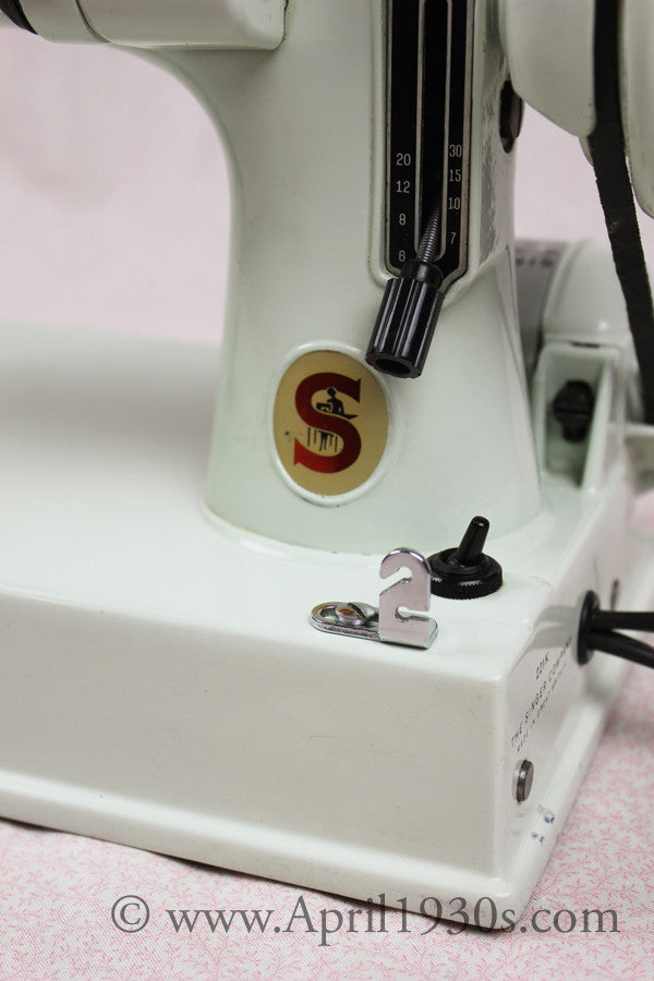 Singer Featherweight 221 Sewing Machine, WHITE EY848***ch