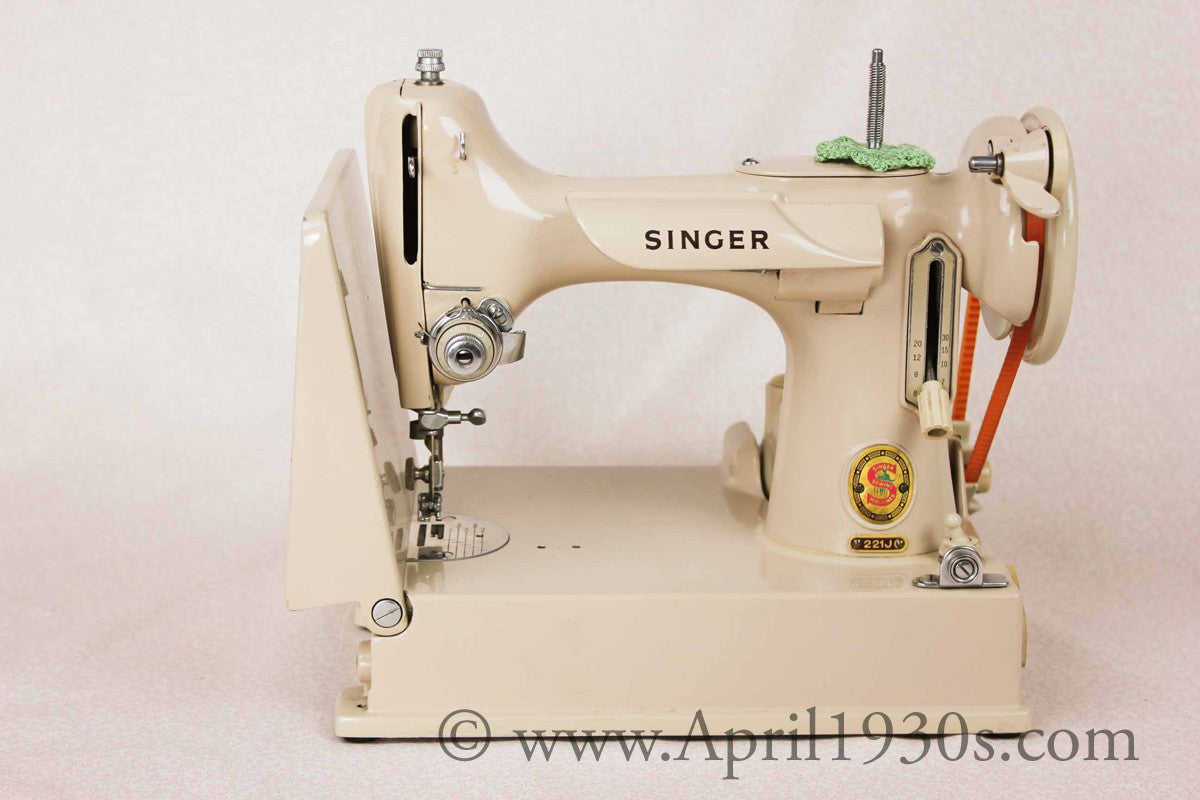 Singer Featherweight 221 Sewing Machine, TAN JE150***