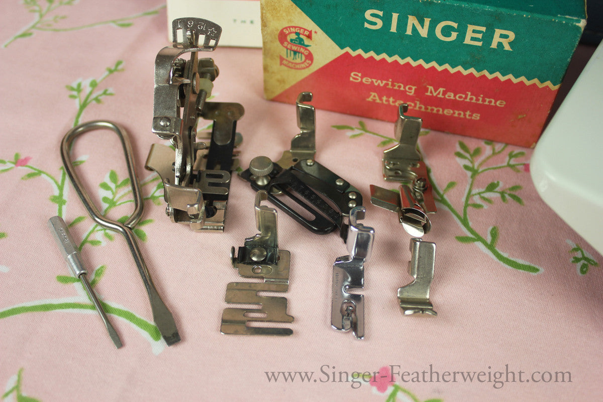 Singer Featherweight 221 Sewing Machine, WHITE EV989***