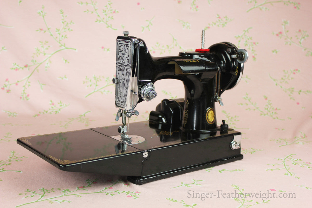 Singer Featherweight 221 Sewing Machine, CHICAGO BADGE 1934 AD543***