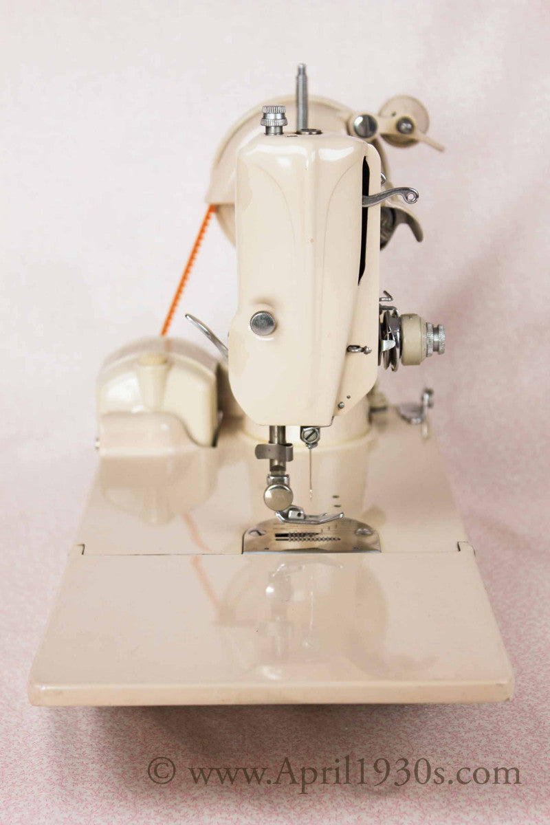 Singer Featherweight 221 Sewing Machine, TAN JE150***