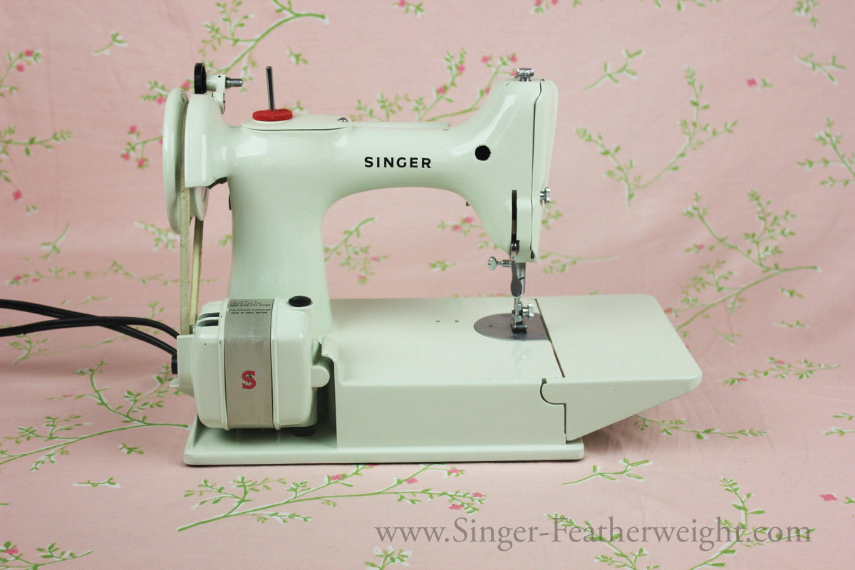 Singer Featherweight 221 Sewing Machine, WHITE EV989***