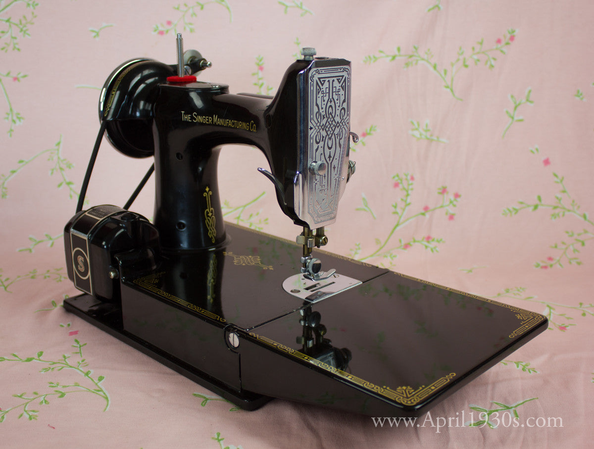 Singer Featherweight 221 Sewing machine, 1933 AD545***