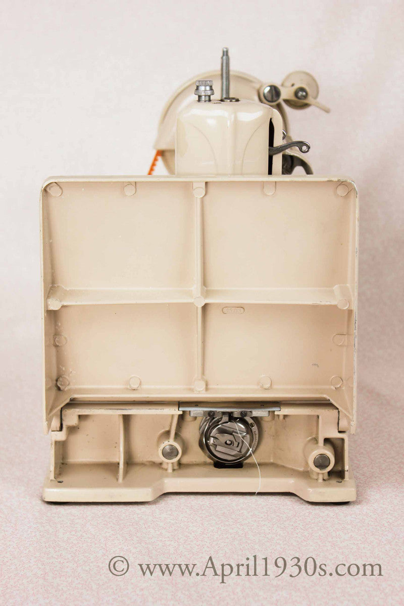 Singer Featherweight 221 Sewing Machine, TAN JE150***