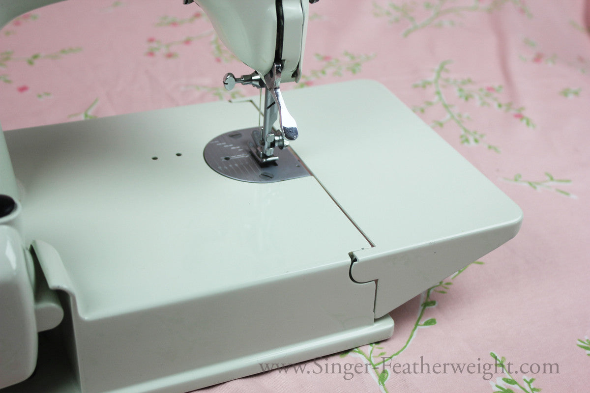 Singer Featherweight 221 Sewing Machine, WHITE EV989***