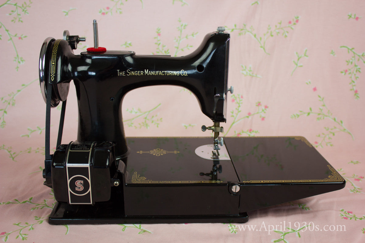 Singer Featherweight 221 Sewing machine, 1933 AD545***