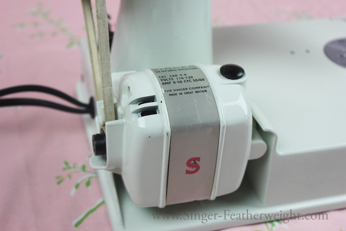 Singer Featherweight 221 Sewing Machine, WHITE EV989***