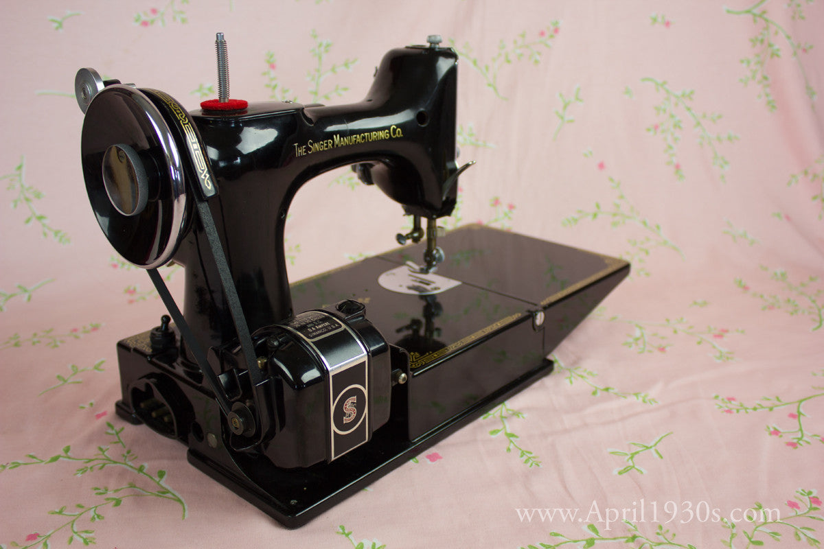 Singer Featherweight 221 Sewing machine, 1933 AD545***