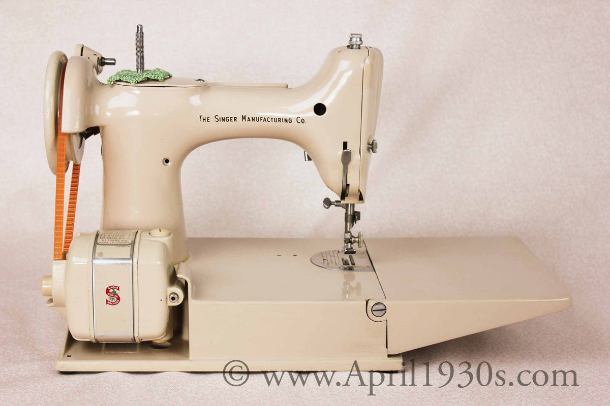 Singer Featherweight 221 Sewing Machine, TAN JE150***
