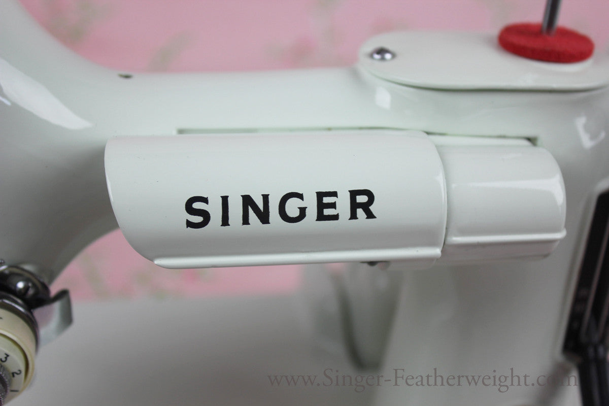 Singer Featherweight 221 Sewing Machine, WHITE EV989***