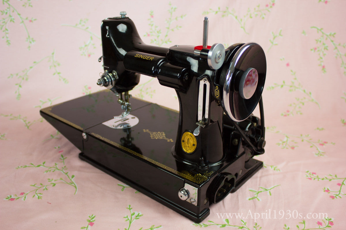Singer Featherweight 221 Sewing machine, 1933 AD545***