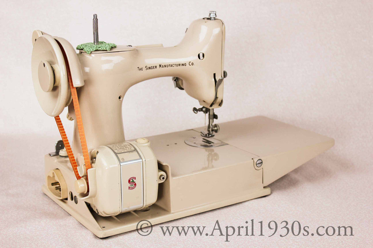 Singer Featherweight 221 Sewing Machine, TAN JE150***