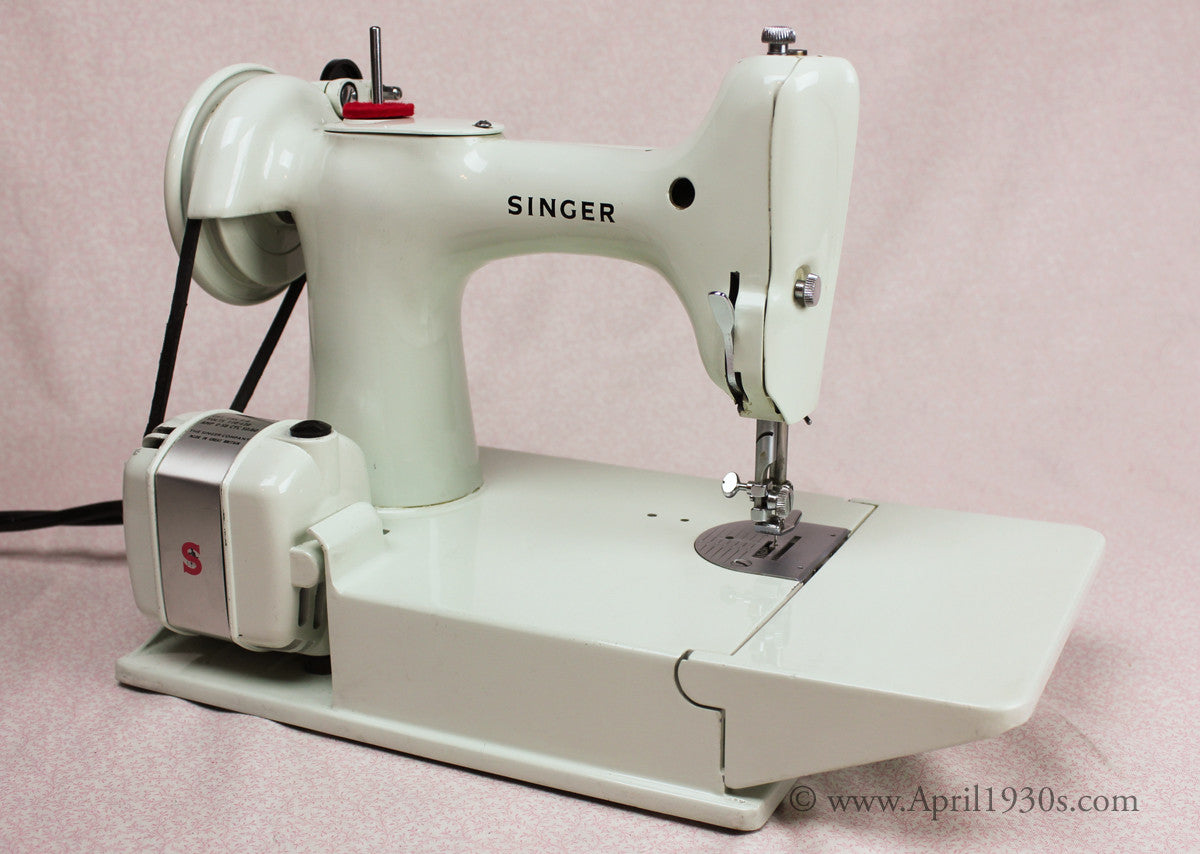 Singer Featherweight 221 Sewing Machine, WHITE EY848***ch