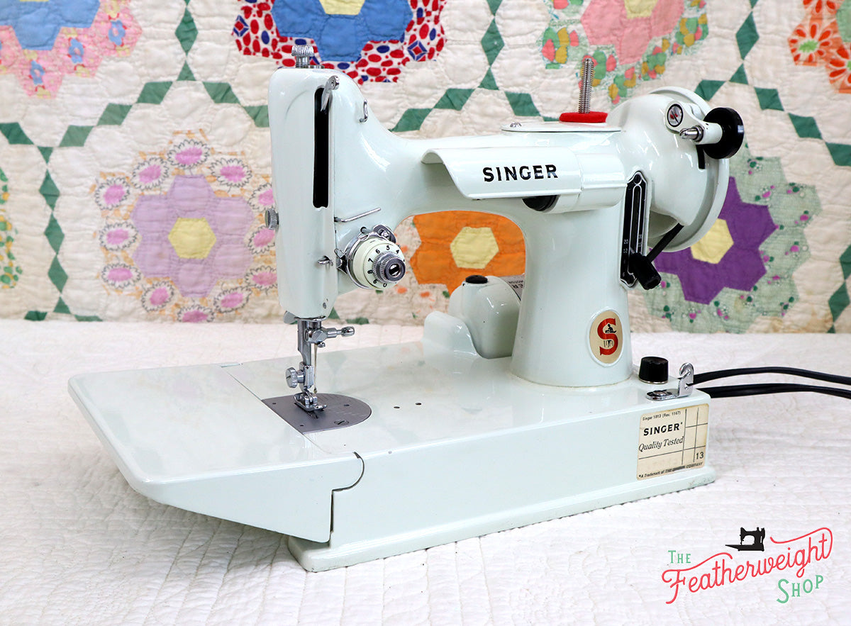 Singer Featherweight 221K Sewing Machine, WHITE FA126***