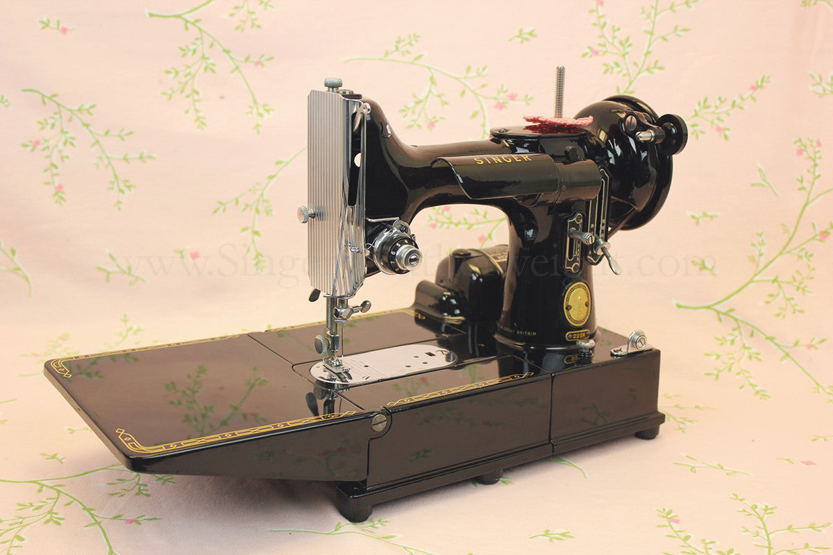 Singer Featherweight 222K Sewing Machine EM602***