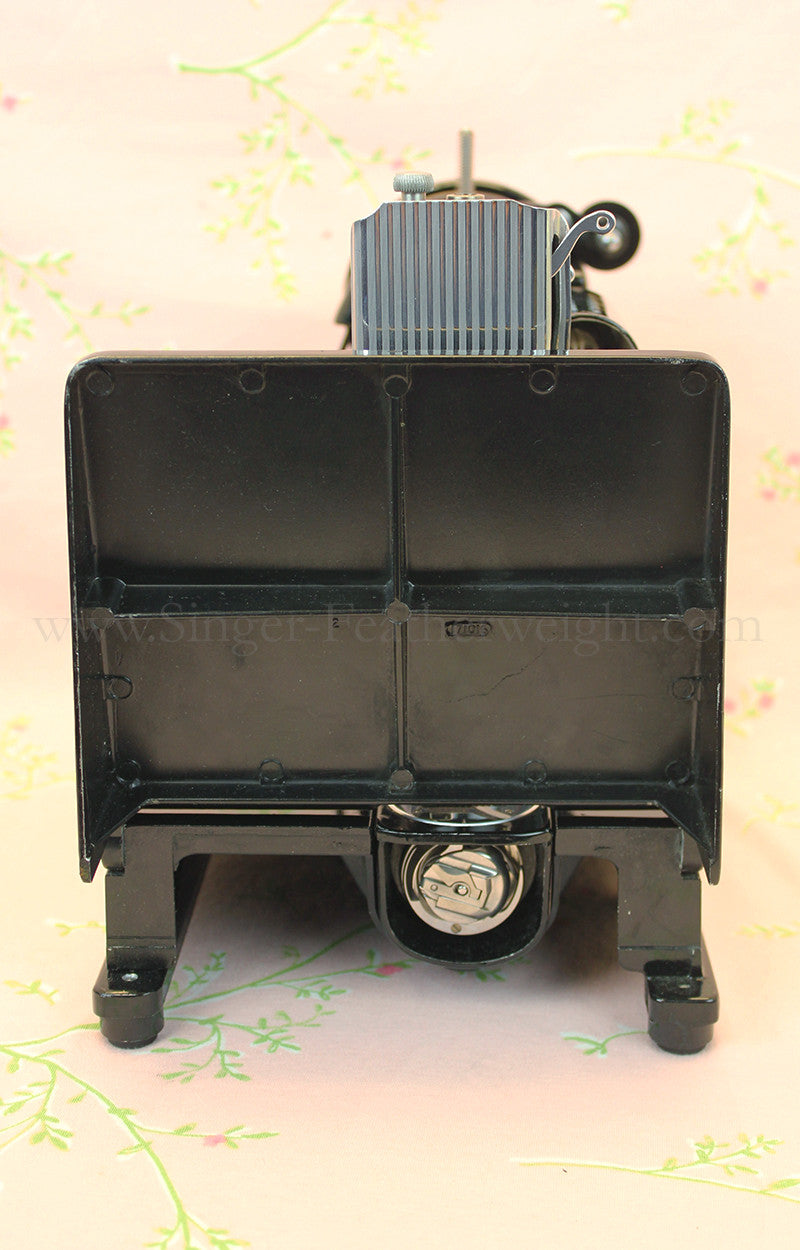 Singer Featherweight 222K Sewing Machine EM602***