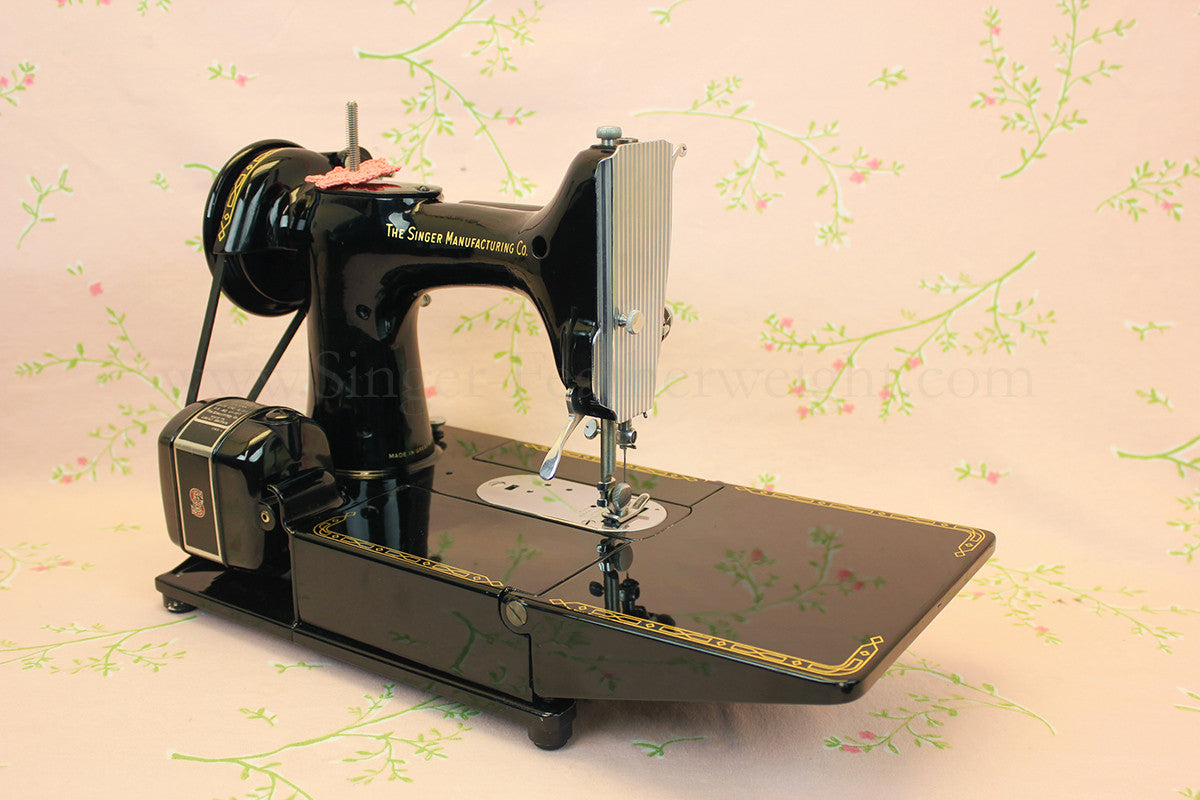 Singer Featherweight 222K Sewing Machine EM602***
