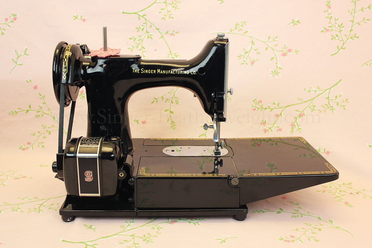 Singer Featherweight 222K Sewing Machine EM602***