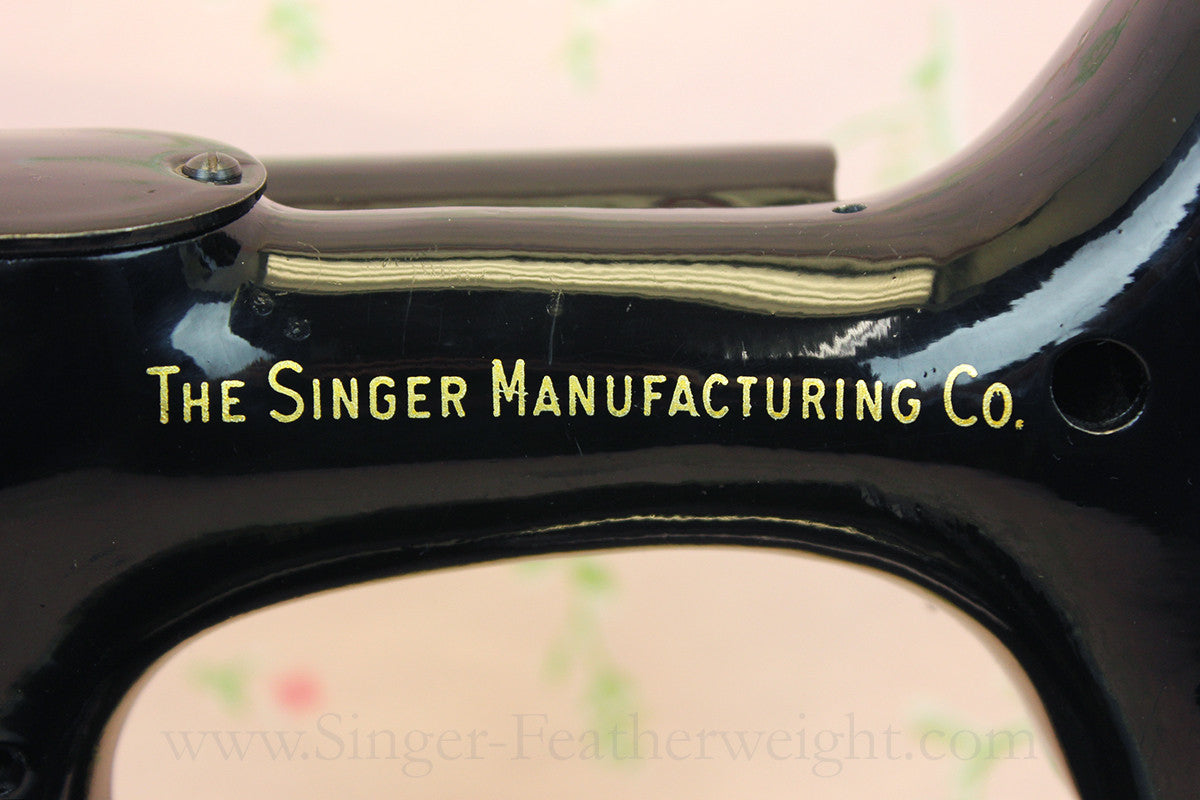 Singer Featherweight 222K Sewing Machine EM602***