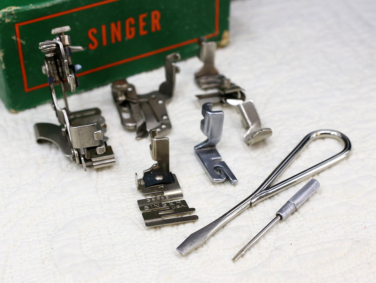Singer Featherweight 221 Sewing Machine, AL005***