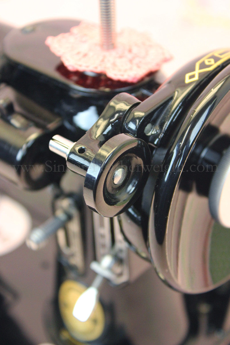 Singer Featherweight 222K Sewing Machine EM602***