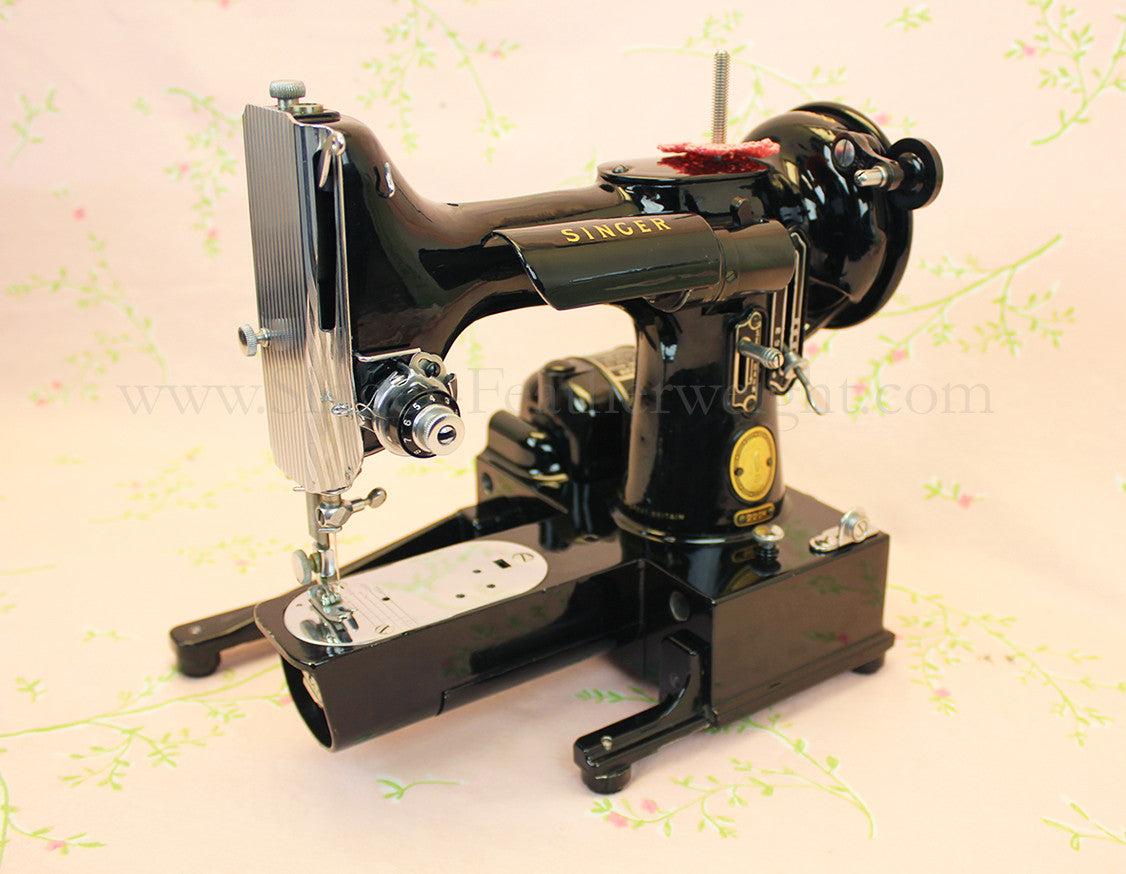 Singer Featherweight 222K Sewing Machine EM602***