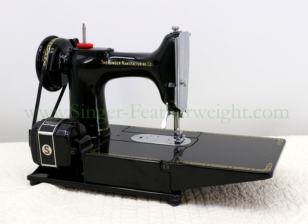 Singer Featherweight 222K Sewing Machine EL682***