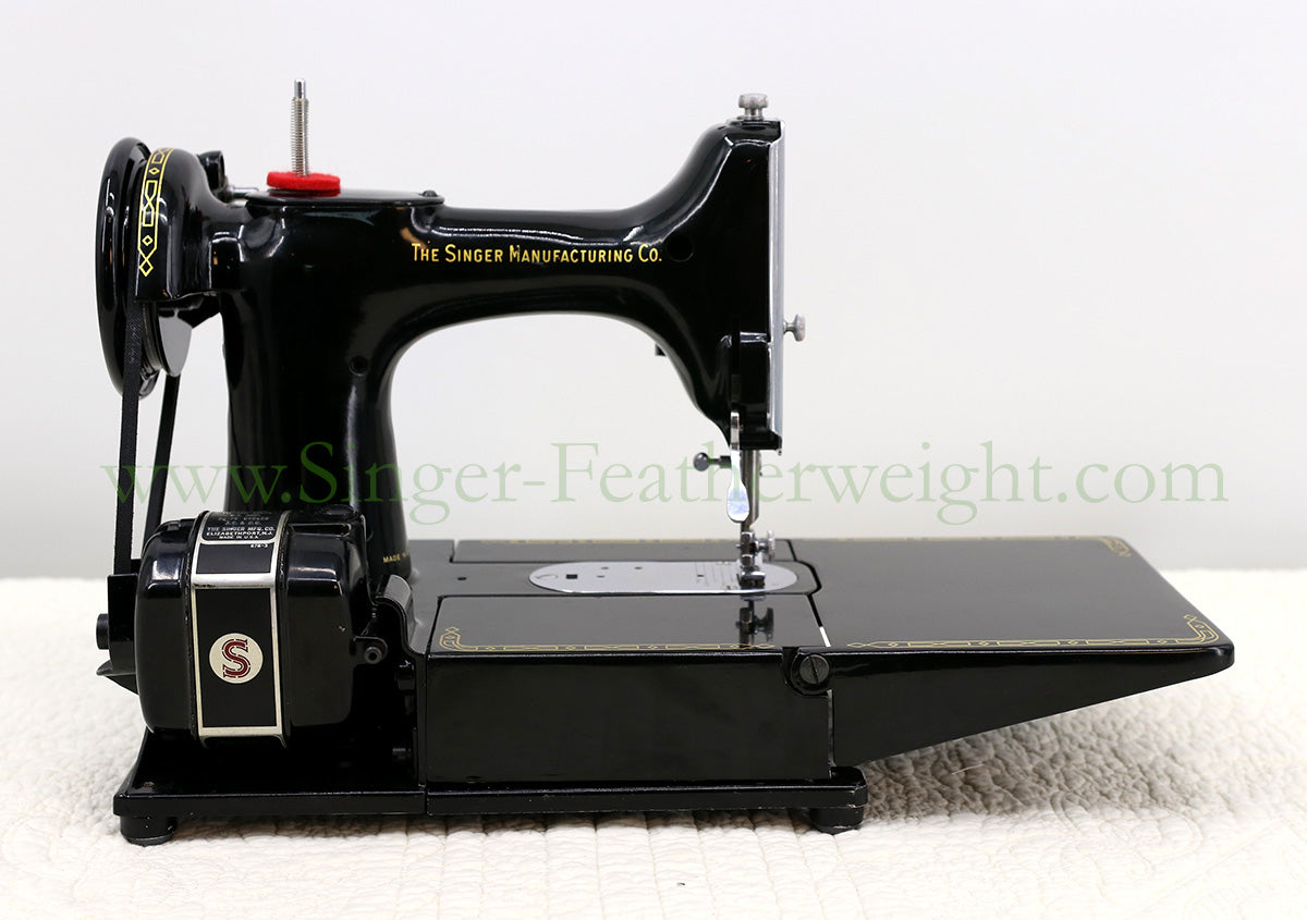 Singer Featherweight 222K Sewing Machine EL682***