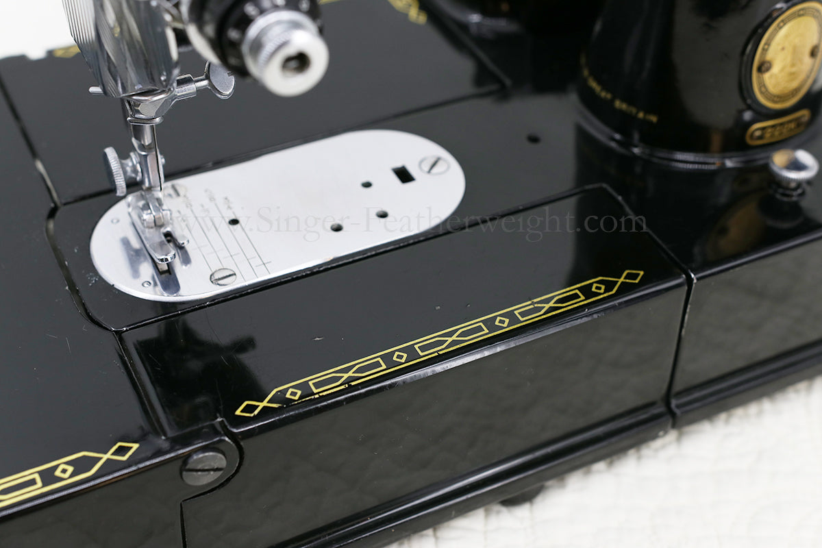 Singer Featherweight 222K Sewing Machine EL682***