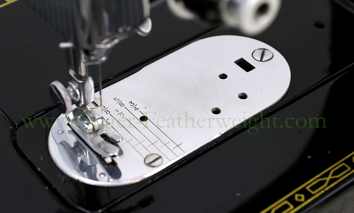 Singer Featherweight 222K Sewing Machine EL682***