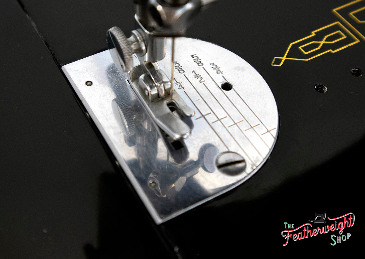 Singer Featherweight 221K Sewing Machine, RED "S" ES247***