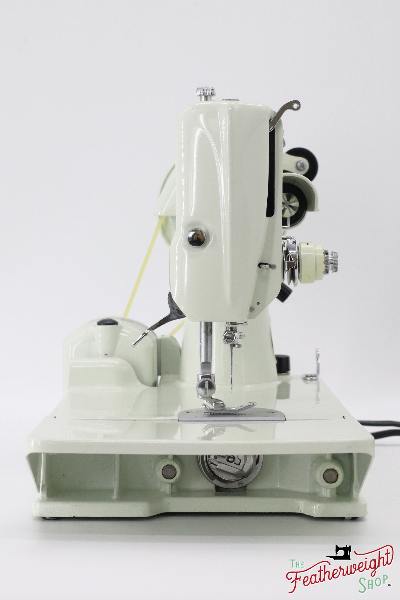 Singer Featherweight 221 Sewing Machine, WHITE - EY995***