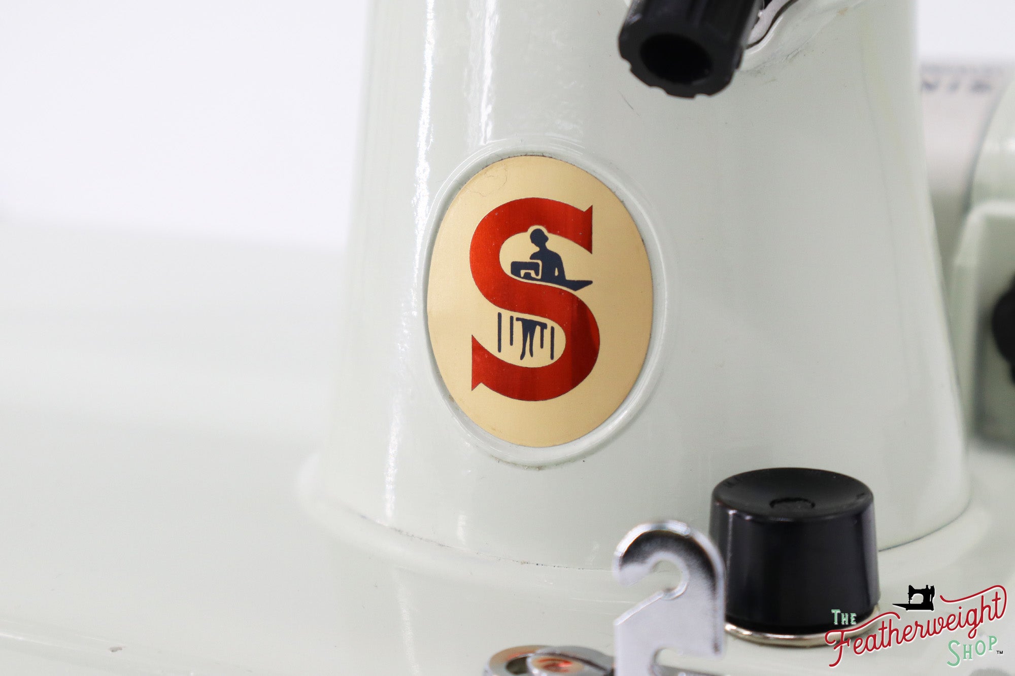 Singer Featherweight 221 Sewing Machine, WHITE - EY995***