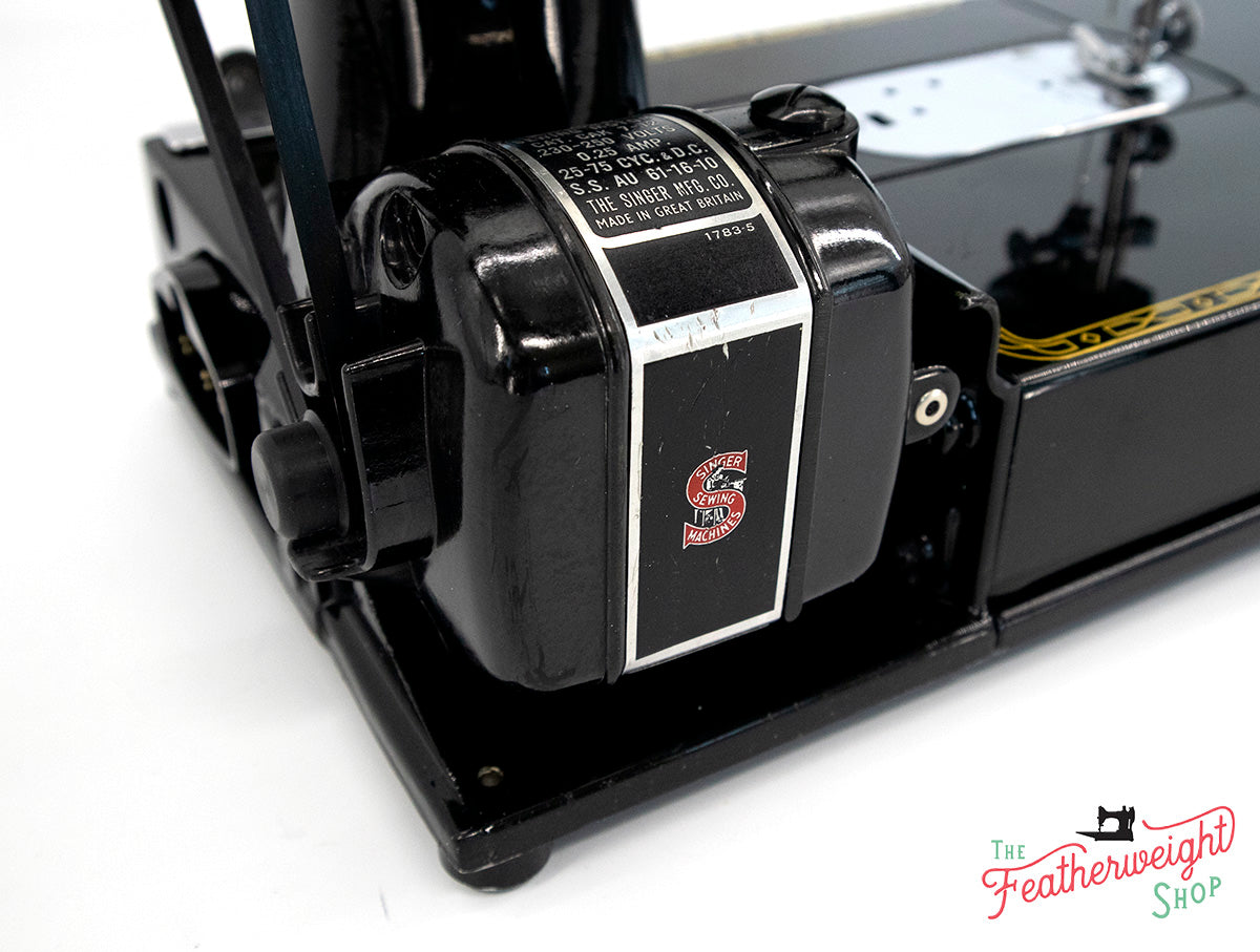 Singer Featherweight 222K Sewing Machine EM960***
