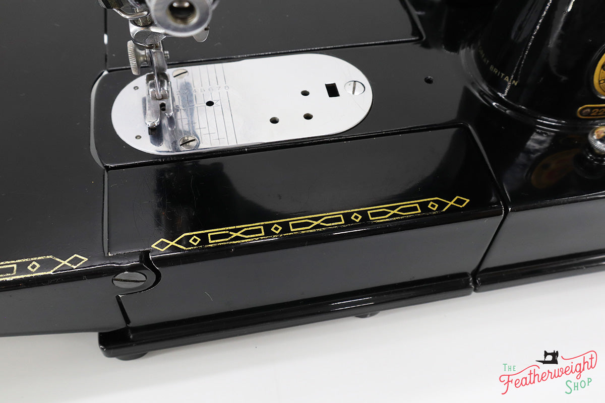 Singer Featherweight 222K Sewing Machine, RED "S" EP7604**