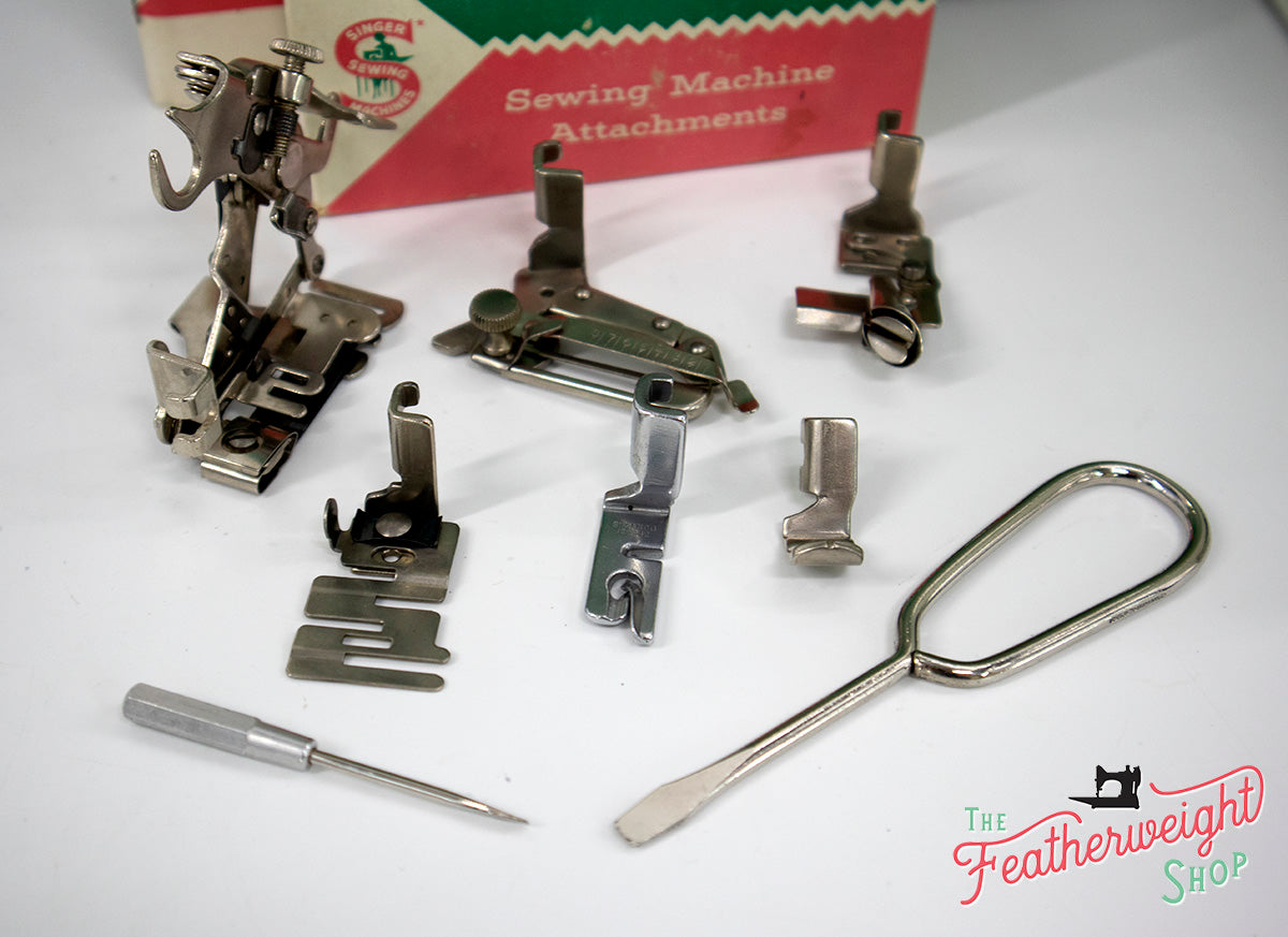 Singer Featherweight 221 Sewing Machine, WHITE EV967***