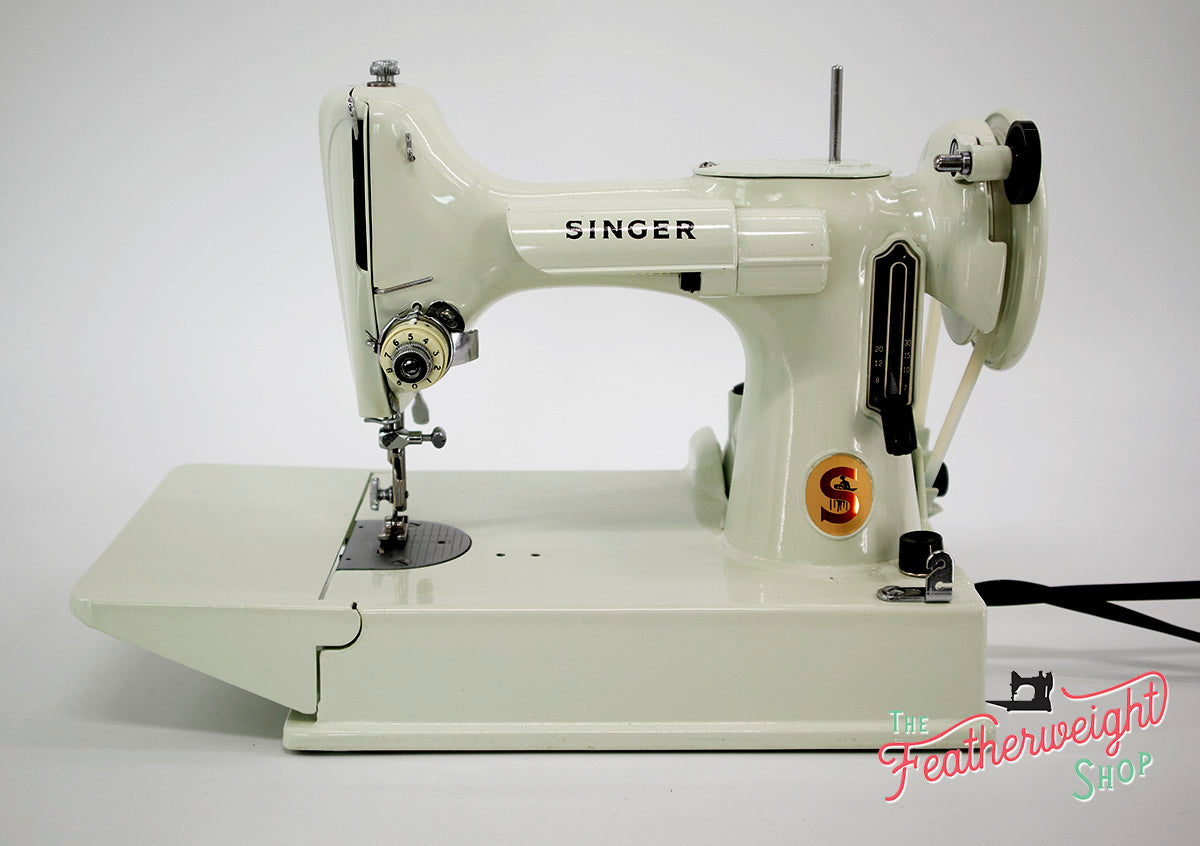 Singer Featherweight 221 Sewing Machine, WHITE EV967***