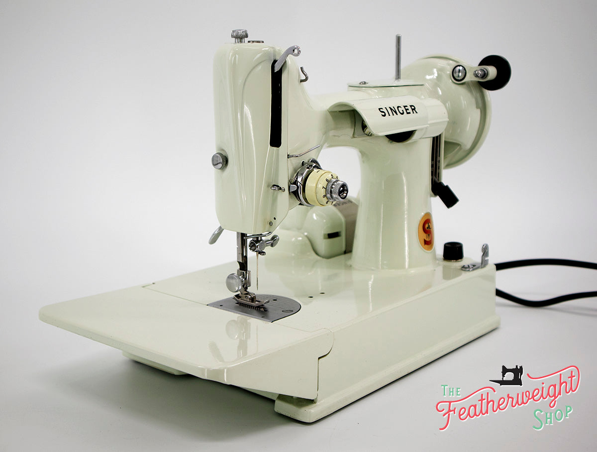 Singer Featherweight 221 Sewing Machine, WHITE EV967***