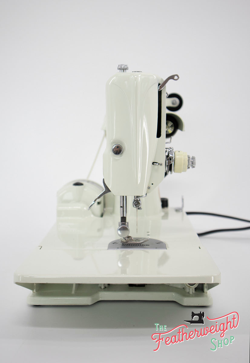 Singer Featherweight 221 Sewing Machine, WHITE EV967***