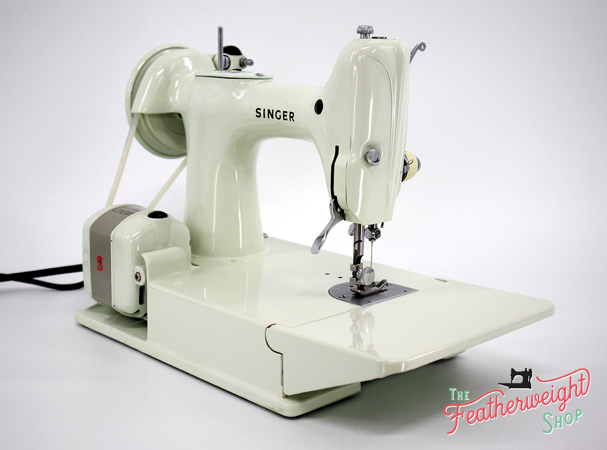 Singer Featherweight 221 Sewing Machine, WHITE EV967***