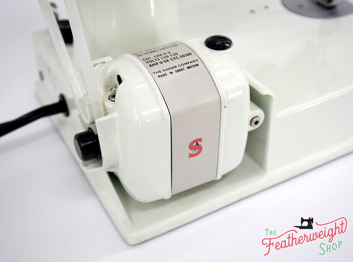 Singer Featherweight 221 Sewing Machine, WHITE EV967***