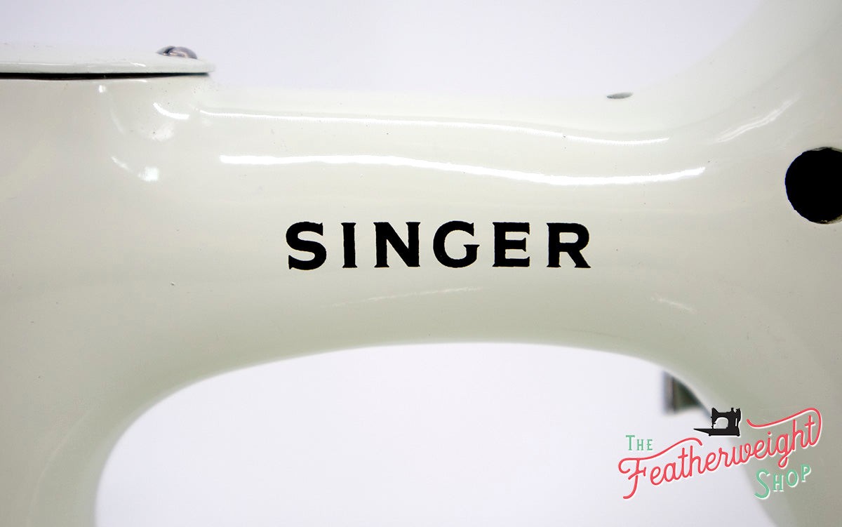 Singer Featherweight 221 Sewing Machine, WHITE EV967***