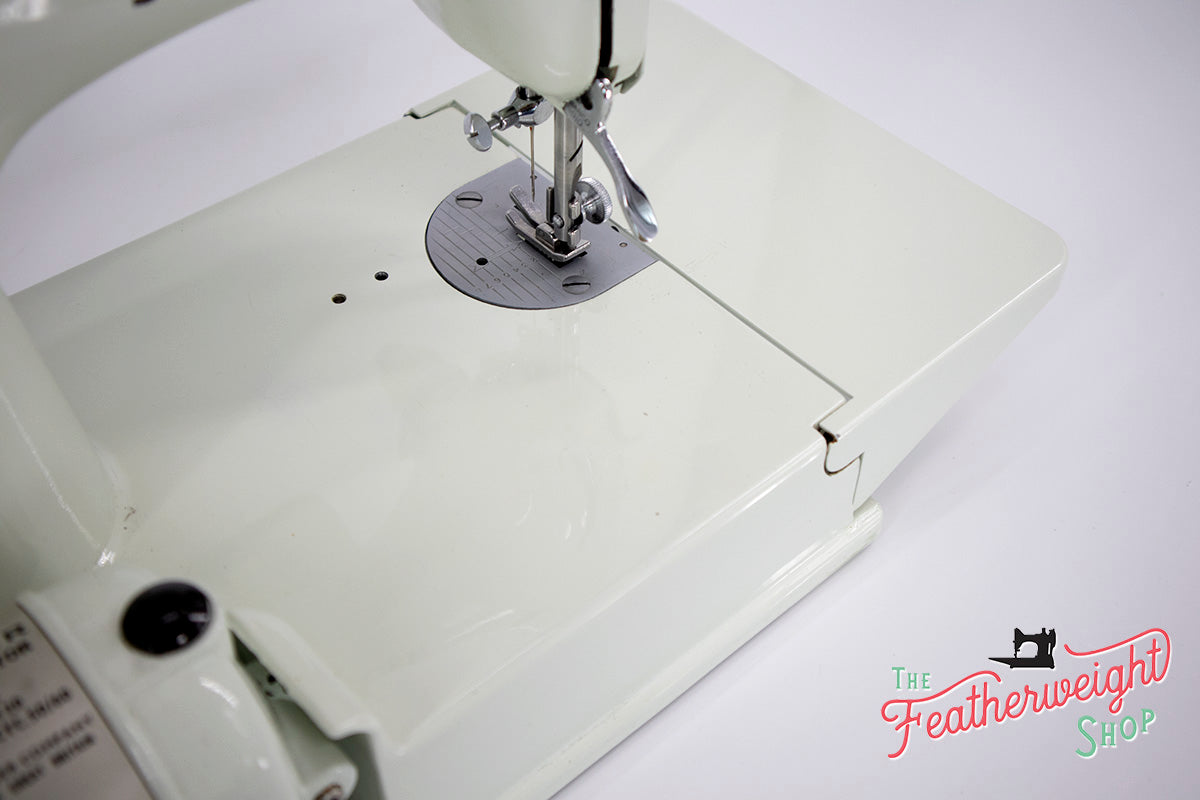 Singer Featherweight 221 Sewing Machine, WHITE EV967***